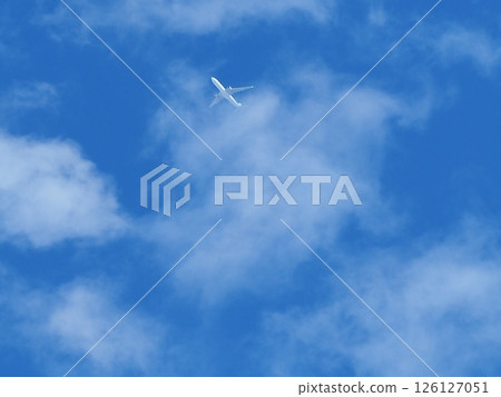 藍天上高飛的飛機是純白色的 126127051