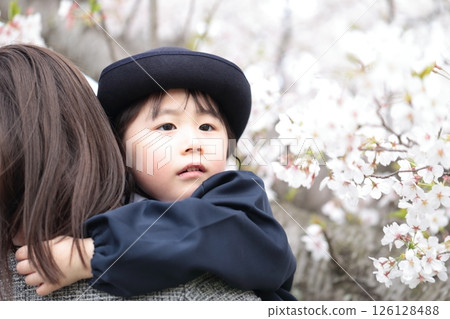 櫻花和幼兒園入學典禮上的一名 3 歲女孩和她的母親 126128488