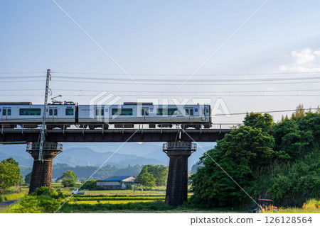 火車在鐵橋上運行 126128564