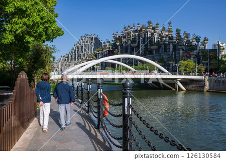 Poeple walk riverside by 1000 trees shopping mall in spring, Shanghai Poeple walk riverside by 1000 trees shopping mall in spring, Shanghai 126130584