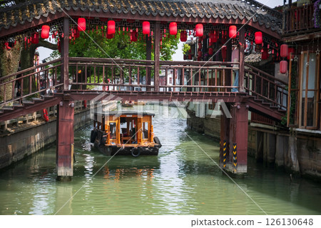 tourist boat sailing pass wooden bridge of Zhujiajiao, Shanghai 126130648