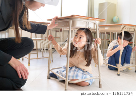 Children with serious expressions during training on responding to suspicious people and earthquakes | Image of training on life-saving behavior Children with serious expressions during training on responding to suspicious people and earthquakes | Image of training on life-saving behavior 126131724