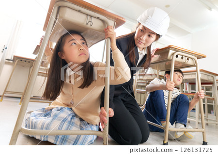 孩子們在接受對付可疑人員和地震的訓練時表情嚴肅 |救生行為訓練圖片 孩子們在接受對付可疑人員和地震的訓練時表情嚴肅 |救生行為訓練圖片 126131725