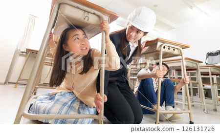 緊急情況下，小學生躲在課桌下 |學校防災防犯模擬影像 126131726