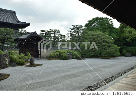 Daiyuen Garden seen from the abbot's chamber at Kenninji Temple (Higashiyama Ward, Kyoto City) Daiyuen Garden seen from the abbot's chamber at Kenninji Temple (Higashiyama Ward, Kyoto City) 126136633