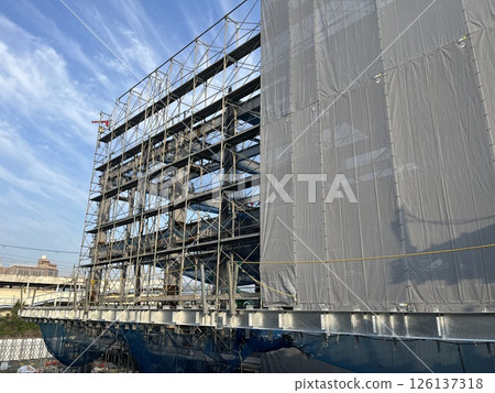 正在搭建鷹架的施工現場 126137318