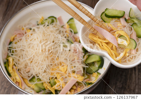 製作粉絲沙拉的步驟：裝盤 126137967