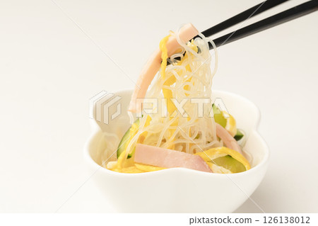 用筷子夾粉絲沙拉 用筷子夾粉絲沙拉 126138012