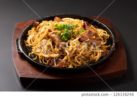 Hotplate horumon fried noodles Hotplate horumon fried noodles 126138248
