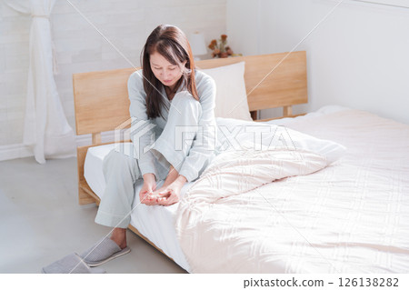 按摩腳的資深婦女 按摩腳的資深婦女 126138282