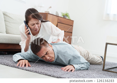 老年婦女打電話叫救護車 126138283