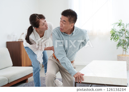 患有背痛的老年男子和支持他的老年婦女 126138284