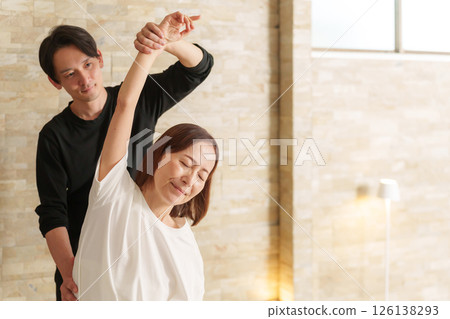 休閒工作人員和高級女性顧客 休閒工作人員和高級女性顧客 126138293