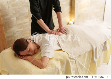 休閒工作人員和高級女性顧客 126138295