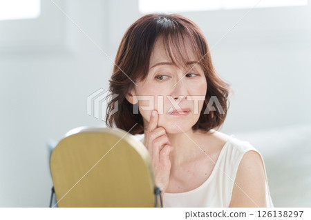 老年女性擔心美麗 126138297