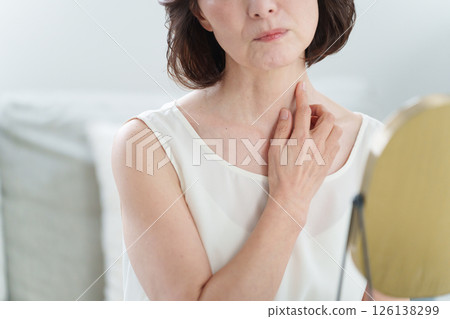 患有頸部皺紋的老年婦女 患有頸部皺紋的老年婦女 126138299