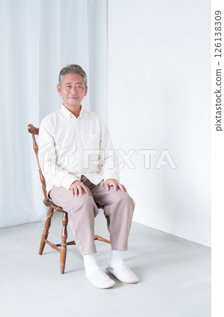 坐在椅子上的微笑老人 126138309