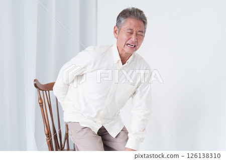 患有背痛的老人 126138310