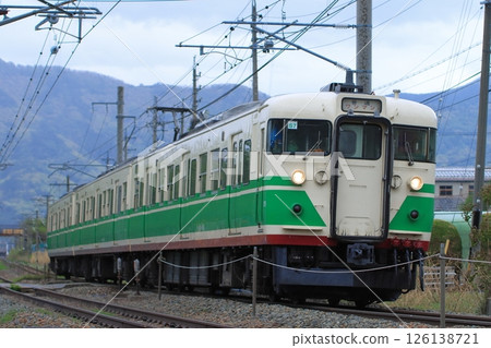 信濃鐵道115系列車(第一代信州色)行駛在新綠的信濃路上_照片拍攝於2025年5月2日 信濃鐵道115系列車(第一代信州色)行駛在新綠的信濃路上_照片拍攝於2025年5月2日 126138721