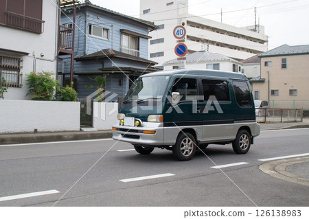 輕型貨車道路行駛 126138983