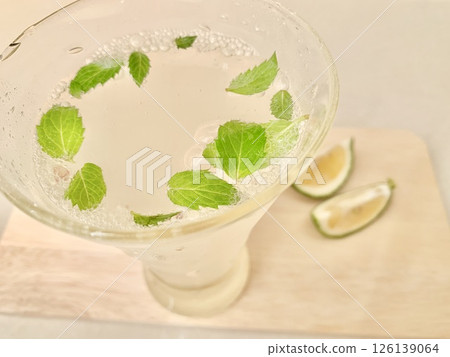 庫存照片: 與石灰的冷的薄荷的飲料 126139064