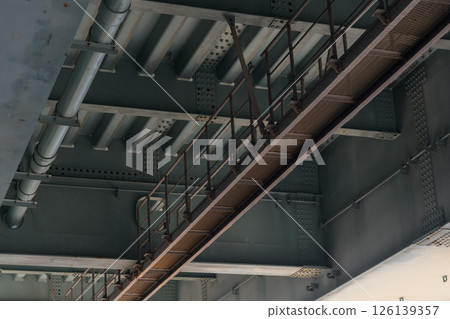 箱樑油漆剝落 126139357