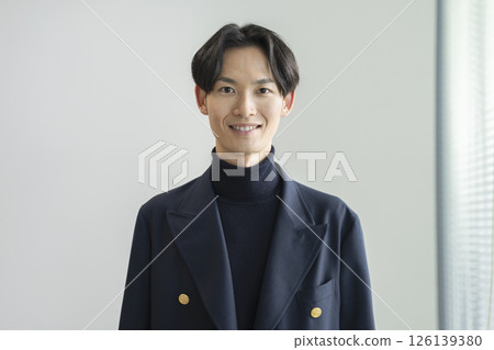 一名 30 多歲的男子對著鏡頭微笑 126139380