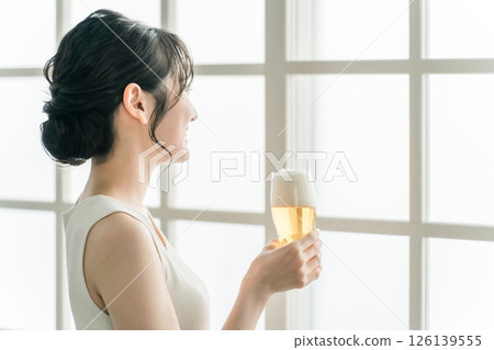 在家吃啤酒午餐的亞洲女人(啤酒杯) 在家吃啤酒午餐的亞洲女人(啤酒杯) 126139555