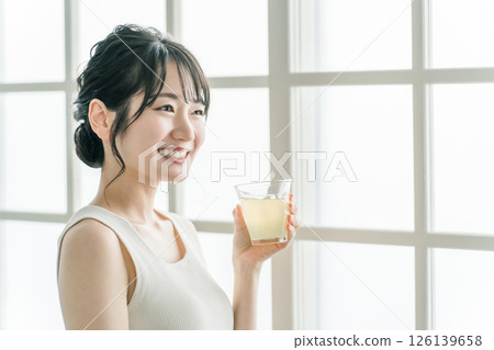 亞洲女性早上在家喝含有膠原蛋白/胎盤/維生素C的美容飲料/美容汁 126139658