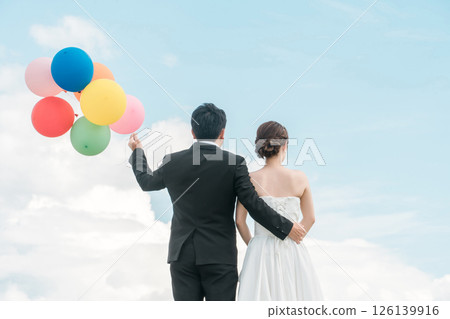新娘和新郎拿著氣球的後視圖（婚禮、婚禮、新娘、照片婚禮） 126139916