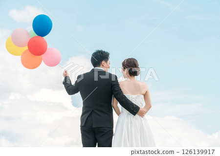 新娘和新郎拿著氣球的後視圖（婚禮、婚禮、新娘、照片婚禮） 126139917