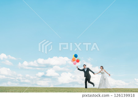 新娘和新郎在藍天上帶著氣球奔跑（婚禮、婚禮儀式、新娘、照片婚禮） 126139918