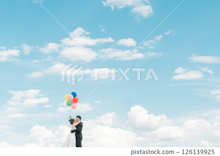 新娘和新郎有天空背景(婚禮、婚禮儀式、新娘、氣球釋放、照片婚禮) 新娘和新郎有天空背景(婚禮、婚禮儀式、新娘、氣球釋放、照片婚禮) 126139925