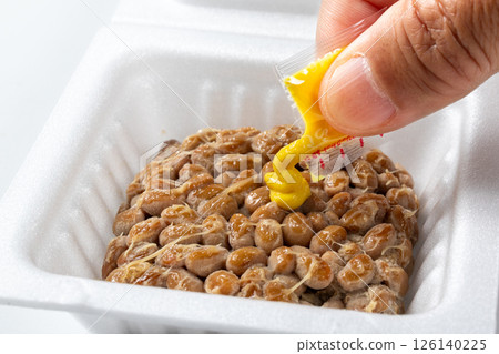 Put mustard on natto 126140225