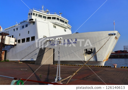 松山小倉渡輪來島停泊在北九州港 松山小倉渡輪來島停泊在北九州港 126140613