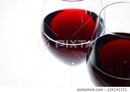 用兩個裝滿紅酒的酒杯敬酒的圖片 126141151