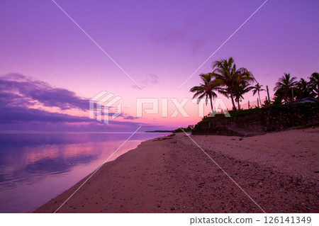 大洋洲、斐濟共和國、維提島、珊瑚海岸、科羅托戈島、海灘日出和海面倒影 126141349