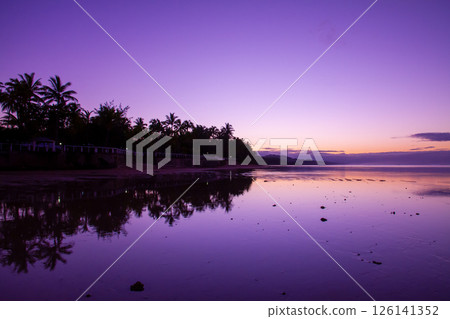 大洋洲、斐濟共和國、維提島、珊瑚海岸、科羅托戈島、海灘日出和海面倒影 大洋洲、斐濟共和國、維提島、珊瑚海岸、科羅托戈島、海灘日出和海面倒影 126141352