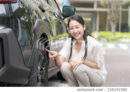女司機檢查輪胎 126141568