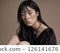 一個穿著黑色連衣裙的女人 126141676