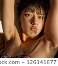 一位女士帶著悲傷的表情舉起雙臂 126141677