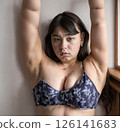 豐滿的女人舉起她的手臂 126141683