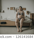 震驚的女人坐在床上 126141684