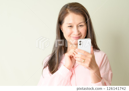 Senior woman operating a smartphone 126141742