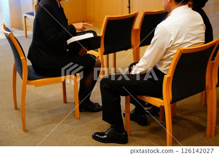 禮儀小姐討論儀式 126142027