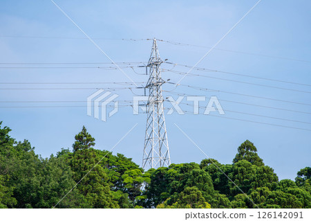 輸電塔、鐵塔、電線、高壓電線、基礎設施、天空和森林、人工建築、景觀、日本基礎設施、電力設備、郊區 輸電塔、鐵塔、電線、高壓電線、基礎設施、天空和森林、人工建築、景觀、日本基礎設施、電力設備、郊區 126142091