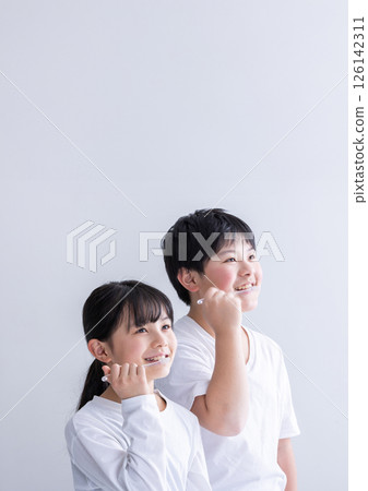 Child brushing teeth 126142311