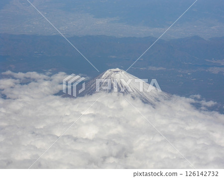 從上方俯瞰漂浮在雲層中的富士山 從上方俯瞰漂浮在雲層中的富士山 126142732