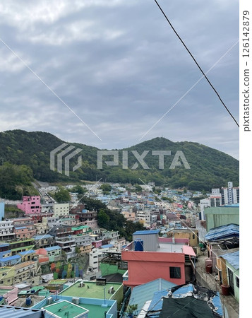 韓國山區色彩繽紛的居住區 |山與屋融為一體的風景 126142879