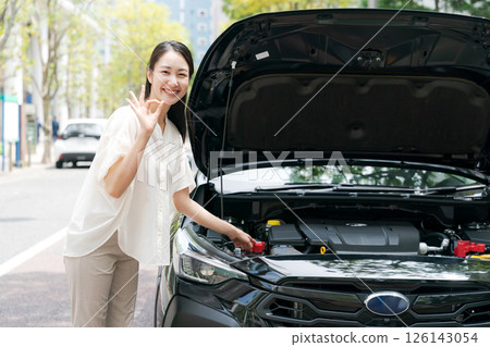 打開汽車引擎蓋的女人 126143054